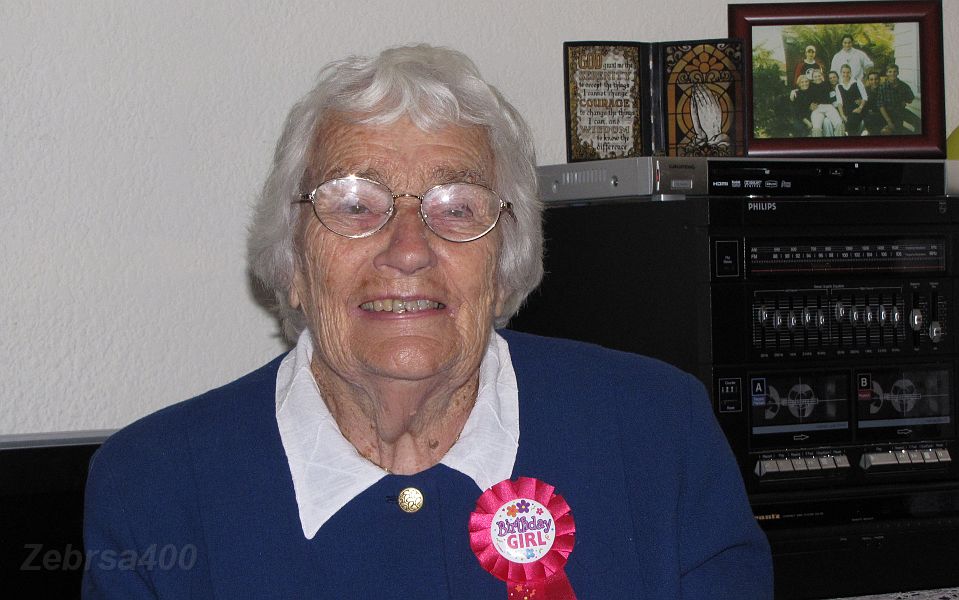 16-Mum relives her big day with her family & talking with friends in UK, plus a surprise video link with Claes Eric, her Swedish cousin.JPG